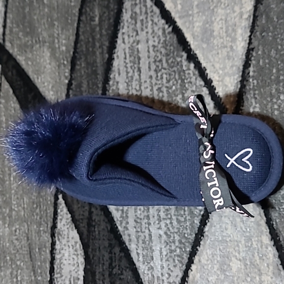 VICTORIA SECRET 2017 EMBROIDERED KNIT POM-POM SLIPPERS - Picture 4 of 10